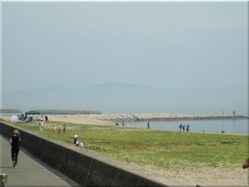 浜の散歩道から見た淡路島