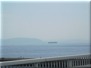 東二見橋から見た明石海峡大橋、淡路島