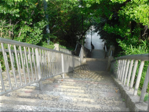 階段を降りていくと人丸山公園