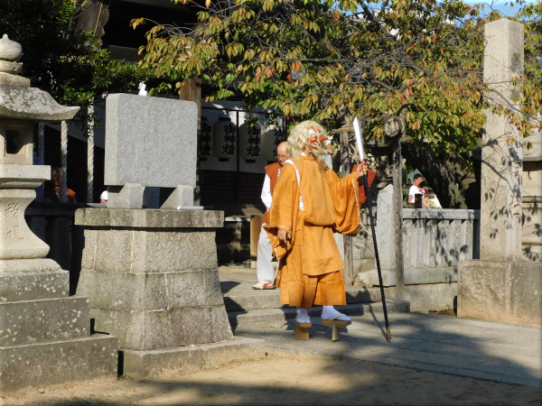 林神社　社殿の前の天狗さん