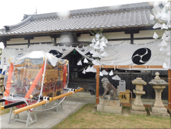 住吉神社(八木)の秋祭り　社殿と神輿