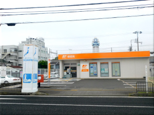 国道２号線横の歩道に建てられた「日本中央標準時東経百三十五度　子午線通過標」