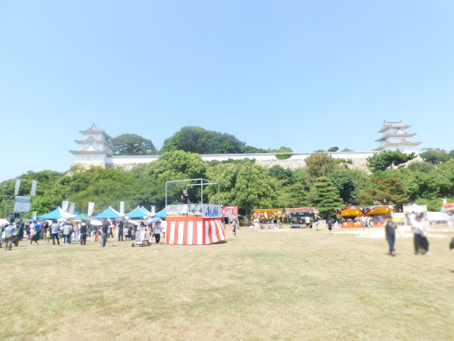 明石公園で開催中の「明石納涼フェスティバル2025」の会場です。時間は1時過ぎだったために人もまばらです。 「明石納涼フェスティバル2025」の会場