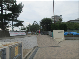 林崎・松江海水浴場の左横の道