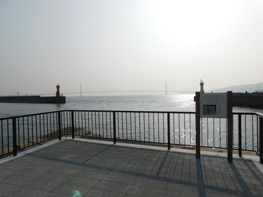 旧波門崎燈籠堂（明石港旧灯台）から見た明石海峡大橋