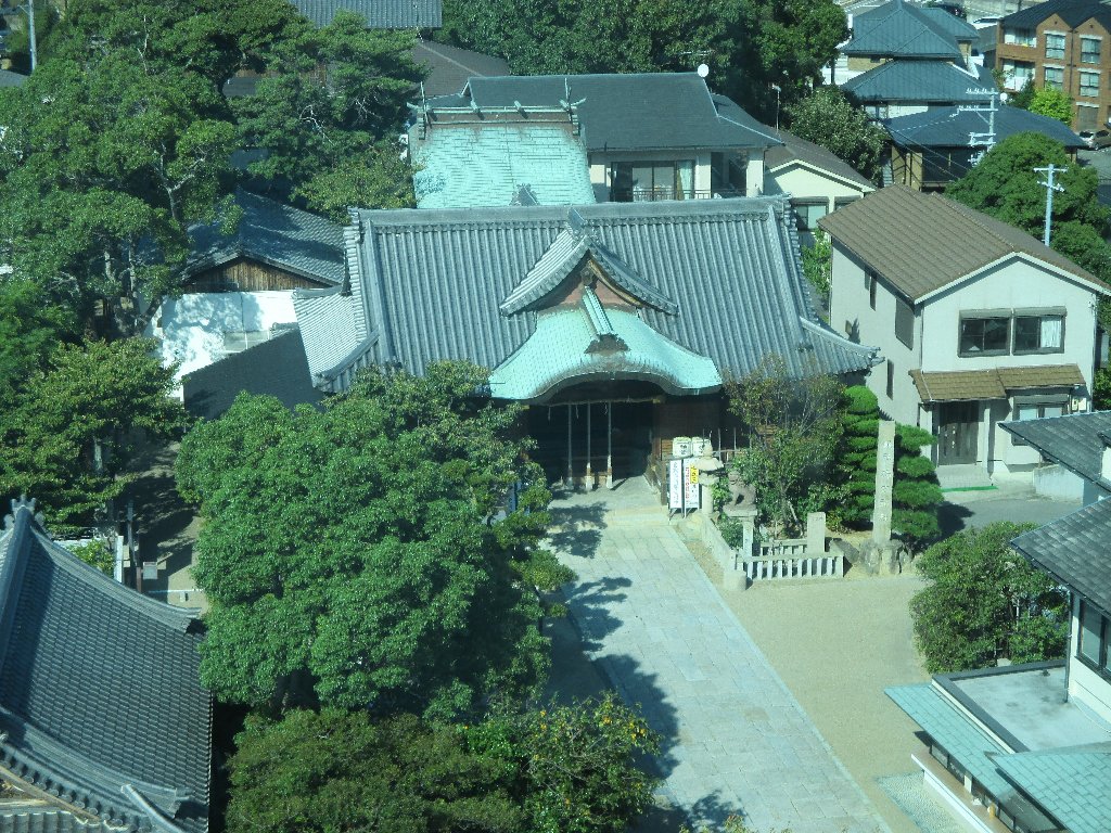 明石市立天文科学館から見た柿本神社の本殿